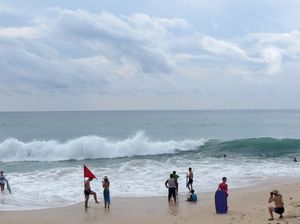 Gelombang Laut Bali Selatan Capai 5 Meter hingga Pekan Depan Gelombang Laut Bali Selatan Capai 5 Meter hingga Pekan Depan