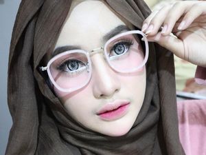 Foto: Cithatha, Si Cantik Berhijab yang Wajahnya Ada di Line Sticker