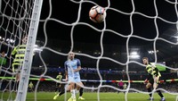 Pada menit ke-38, City mengubah skor menjadi 3-1 lewat gol Zabaleta. Pool/Jason Cairnduff/Reuters/detikFoto.