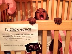 Cara Unik Ibu Kabarkan Kehamilan: Pasang Pengumuman Penggusuran