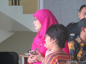 Istri Menag Lukman Hakim Sambangi KPK