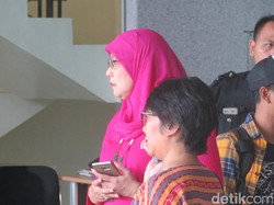 Istri Menag Lukman Hakim Sambangi KPK