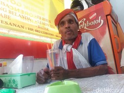 Agustinus Turun dari Baliho Slipi Sebelum Raja Salman Lewat