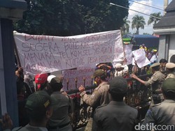 Ratusan Warga Situbondo Turun Jalan Tolak Tower Telekomunikasi