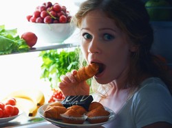 5 Hal yang Bakal Terjadi pada Tubuh Kalau Sering Ngemil Malam