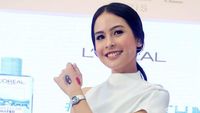 Senyum Manis Maudy Ayunda