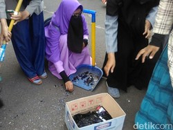 8 Remaja Putri Bersihkan Sisa Sampah di Halaman Masjid Istiqlal