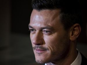 Luke Evans tentang Beauty and The Beast: Menyanyi adalah Bagian Terbaik