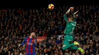 Lionel Messi menyundul bola yang berbuah gol ke gawang Sporting Gijon. Pool/Albert Gea/Reuters/detikFoto.