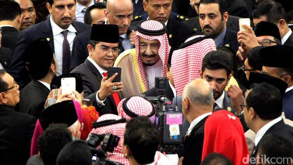 Anggota DPR Rebutan Selfie dengan Raja Salman