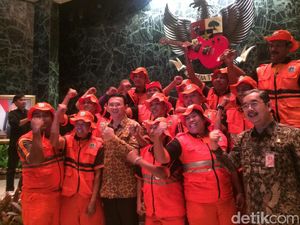 Ahok Belum Berencana Naikkan Gaji Pasukan Oranye