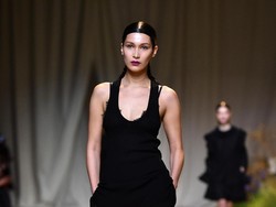 Lingerie Bella Hadid Melorot Saat Pemotretan Majalah