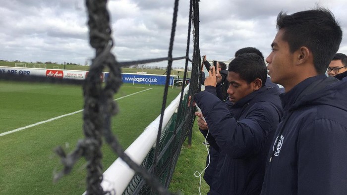 Anak-Anak Indonesia Mengintip Latihan QPR
