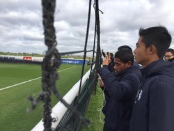 Anak-Anak Indonesia Mengintip Latihan QPR