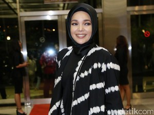 Dewi Sandra Ungkap Alasan Memutuskan Pakai Hijab