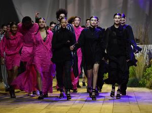 Gigi Pegang Tangan Bella Hadid Saat Fashion Show Bareng The Weeknd