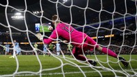 Sergio Aguero membobol gawang Huddersfield Town lewat titik putih di menit ke-35. Pool/Jason Cairnduff/Reuters/detikFoto.