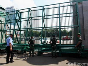 Pengacara Sekjen FUI Bantah Rencana Tabrakkan Truk ke DPR Pengacara Sekjen FUI Bantah Rencana Tabrakkan Truk ke DPR