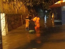 Tim SAR Evakuasi Warga Petogogan yang Rumahnya Terendam Banjir