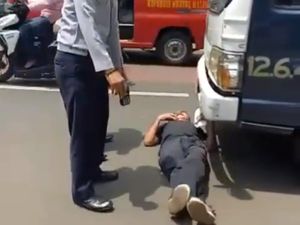 Tak Mau Mobilnya Diderek, Pria Ini Tiduran di Depan Mobil Petugas Tak Mau Mobilnya Diderek, Pria Ini Tiduran di Depan Mobil Petugas
