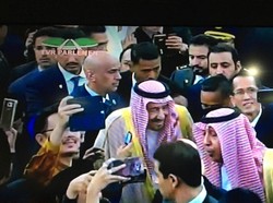 Hebohnya Anggota DPR Bersalaman dan Selfie dengan Raja Salman