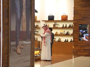 Delegasi Kerajaan Arab Belanja Sepatu di Lotte Shopping Avenue