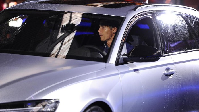 Brumm! Naik SUV, Ronaldo Terobos Lampu Merah