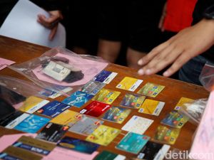 Polisi Tangkap 2 WNA Pemalsu Kartu ATM
