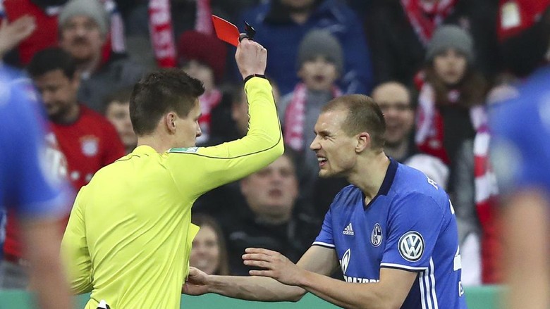 Ketika Robben Memohon ke Wasit agar Pemain Lawan Tak Dikartu Merah Ketika Robben Memohon ke Wasit agar Pemain Lawan Tak Dikartu Merah