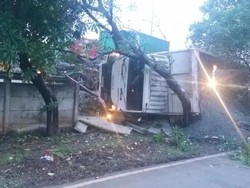 Truk Kontainer Terguling di KM 51 Tol Cakung, Macet 2 km