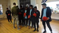 Salah satu pemain QPR sedang menandatangani topi milik anak-anak.