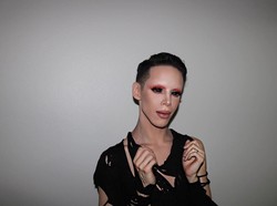 Pria Ini Lakukan 110 Prosedur Kecantikan untuk Jadi Alien Tak Bergender