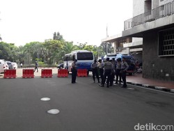 Polisi dan TNI Berjaga di Halaman Masjid Istiqlal