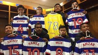 Para peserta Coaching Clinic ini mendapat kado berupa jersey QPR bertuliskan nama-nama mereka di punggung.