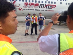Petugas Bandara pun Seru-seruan Foto Bareng Crosser MXGP