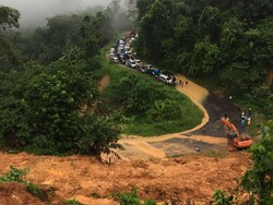 Tagana Sumbar: Masih Banyak Mobil Terjebak di Lokasi Longsor