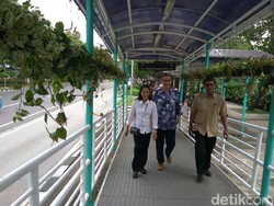 Begini Gaya Rini Soemarno Pertama Kali Naik TransJakarta