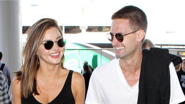 Kemesraan Miranda Kerr dengan Pemuda Ceking Istimewa