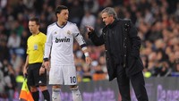 Masih di Real Madrid, Mourinho pernah menyemprot Mesut Oezil di ruang ganti. Jika kamu pemain hebat, mengapa kamu tidak bermain bagus. Mengapa kamu mudah menyerah dan kehilangan bola, dasar pengecut, tegas Mourinho seperti dilansir Marca (Denis Doyle/Getty Images)