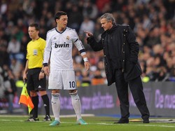 Mourinho Pernah Sebut Pacar Mesut Oezil Perempuan Gampangan?