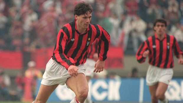 (FILES) - AC Milan's Dutch forward Marco Van Basten dribbles upfield, 09 December 1990 in Tokyo, during the Toyota Cup final between the European champion, Milan, and the South American champion, Olimpia. / AFP PHOTO / TOSHIFUMI KITAMURA