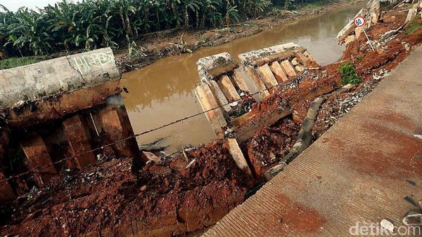 Turap Kali Bekasi Ambrol