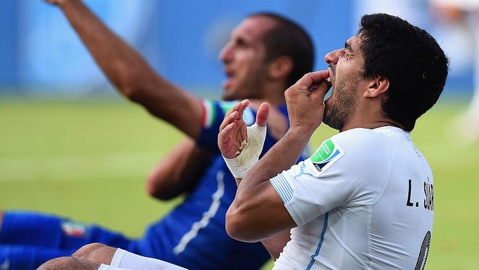 NATAL, BRAZIL - JUNE 24:  Luis Suarez of Uruguay and Giorgio Chiellini of Italy react after a clash during the 2014 FIFA World Cup Brazil Group D match between Italy and Uruguay at Estadio das Dunas on June 24, 2014 in Natal, Brazil.  (Photo by Matthias Hangst/Getty Images)