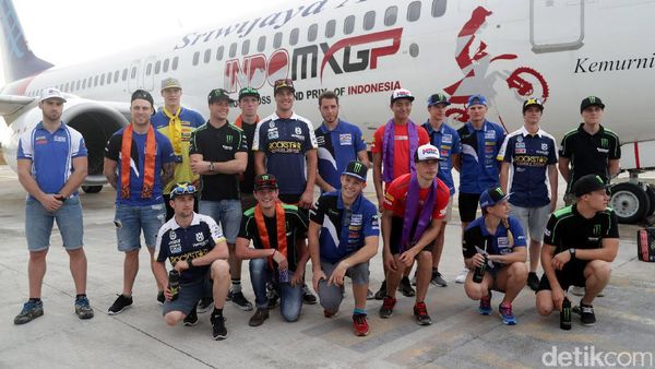 Pose Crosser MXGP di Bandara