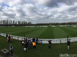 Tiga Anak Indonesia Latihan Bola di QPR