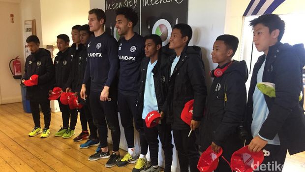 Tiga Anak Indonesia Latihan Bola di QPR