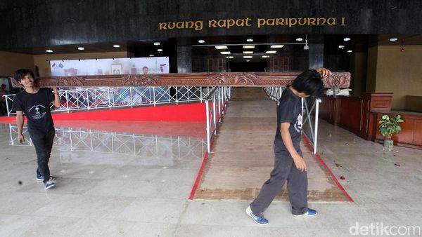 Dekorasi Penyambutan Raja Salman di DPR Dibongkar