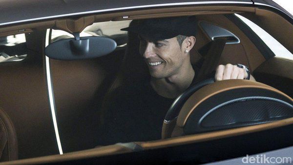 Cristiano Ronaldo di Balik Kemudi Mobil Tercepat Dunia