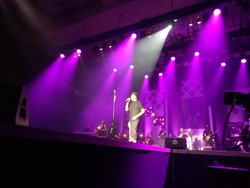 Duet Klasik Tulus dan Sentuhan Keroncong Sundari Soekotjo