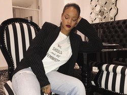 Kolaborasi dengan Dior, Rihanna Rilis Kaus Berslogan Feminis untuk Amal